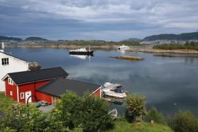Eget hus i sjøkanten ved fjorden